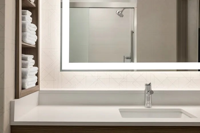 Holiday Inn Express Syracuse Airport by IHG 4