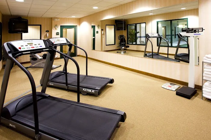 Holiday Inn Express Syracuse Airport by IHG 4