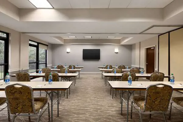 La Quinta Inn & Suites by Wyndham Newark - Elkton 4