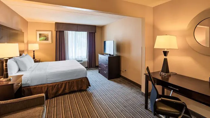 Harrisburg East Inn and Suites 4