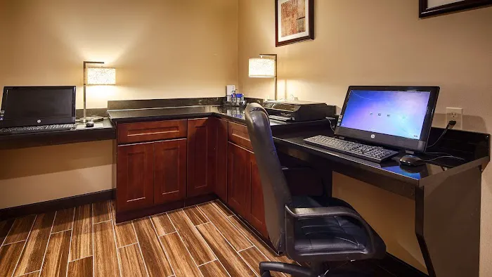 Harrisburg East Inn and Suites 4