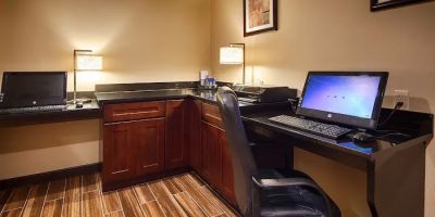 Harrisburg East Inn and Suites