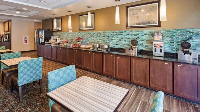 Harrisburg East Inn and Suites 4