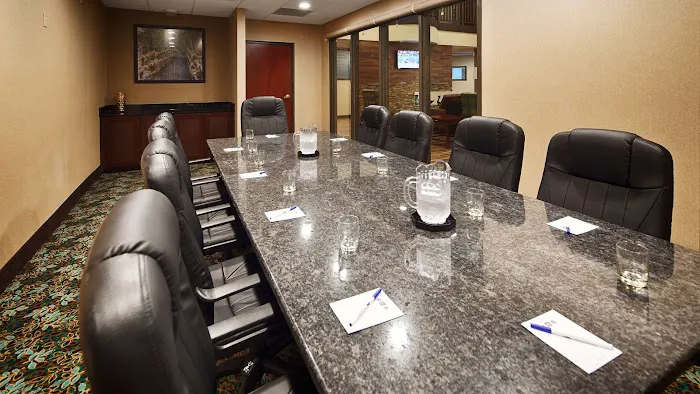 Harrisburg East Inn and Suites 4