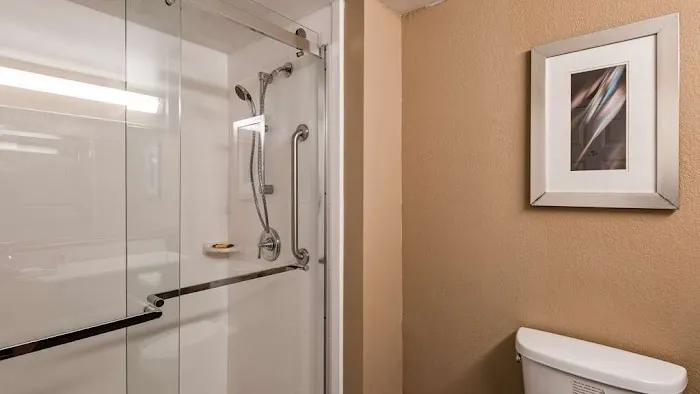 Harrisburg East Inn and Suites 4