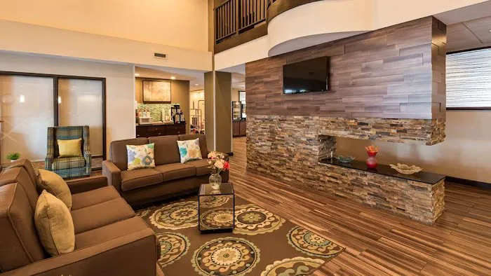 Harrisburg East Inn and Suites 4