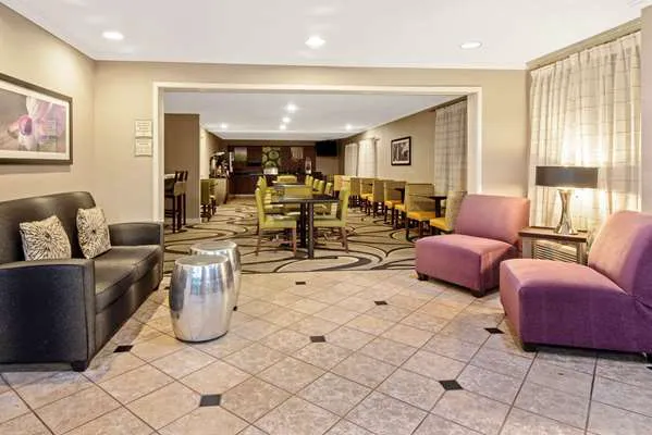 La Quinta Inn & Suites by Wyndham Harrisburg Airport Hershey 4