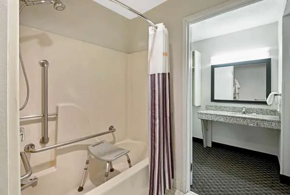 La Quinta Inn & Suites by Wyndham Harrisburg Airport Hershey 4