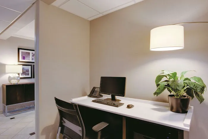 La Quinta Inn & Suites by Wyndham Harrisburg Airport Hershey 4