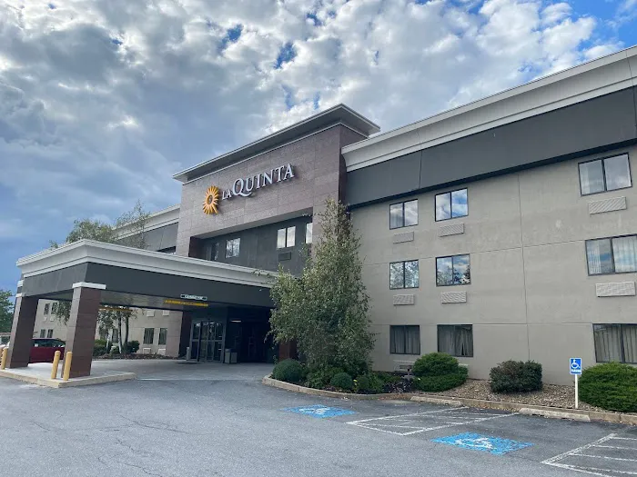 La Quinta Inn & Suites by Wyndham Harrisburg Airport Hershey 4