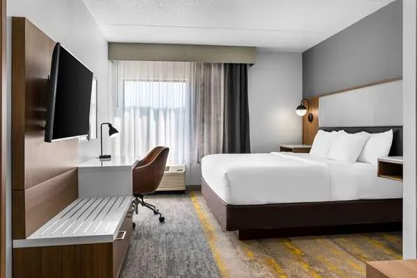 Comfort Inn & Suites 4