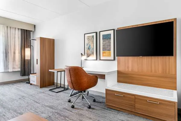 Comfort Inn & Suites 4