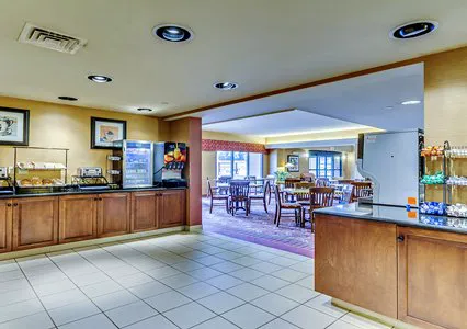 Comfort Inn & Suites 4