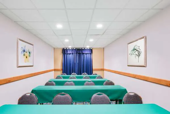 Wingate by Wyndham York 4