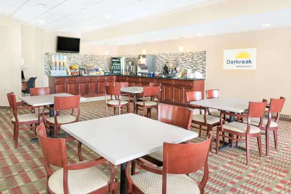 Days Inn & Suites by Wyndham York 4