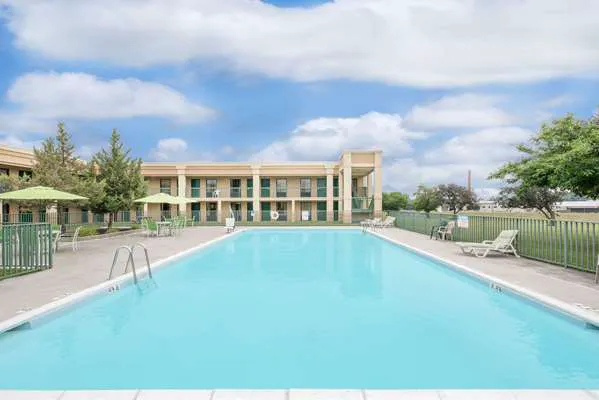 Days Inn & Suites by Wyndham York 4
