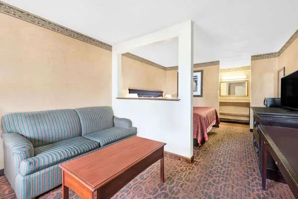 Days Inn & Suites by Wyndham York 4