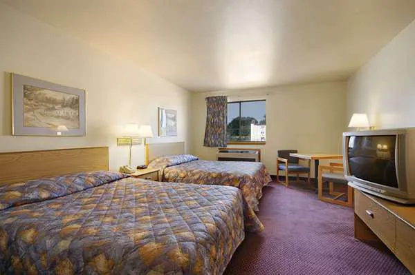 Super 8 by Wyndham York 4