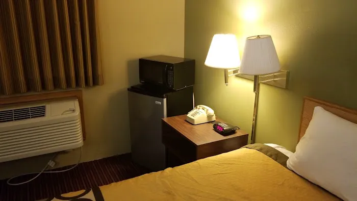Super 8 by Wyndham York 4