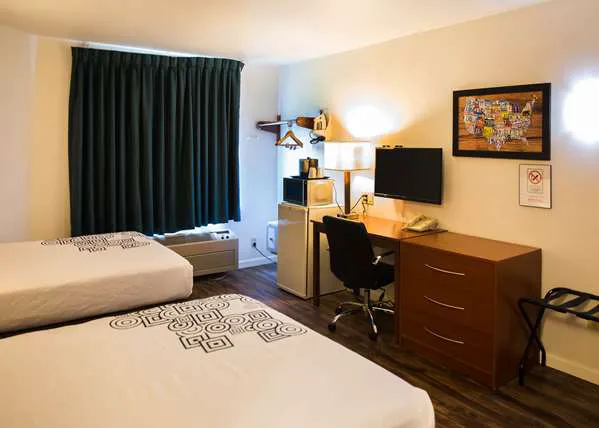Econo Lodge 4