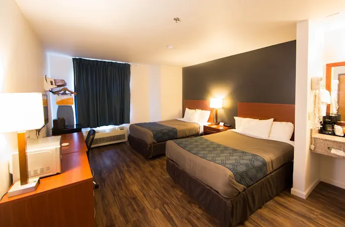 Econo Lodge 4