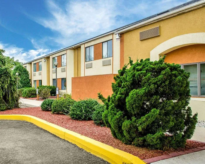 Econo Lodge 4