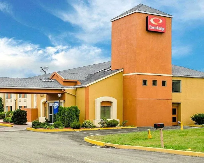 Econo Lodge 4