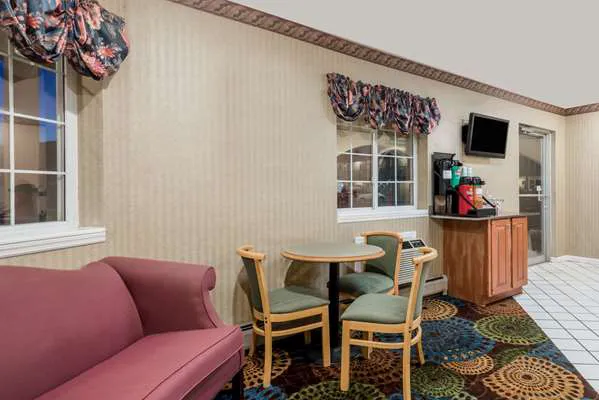 Howard Johnson by Wyndham Lenox 4