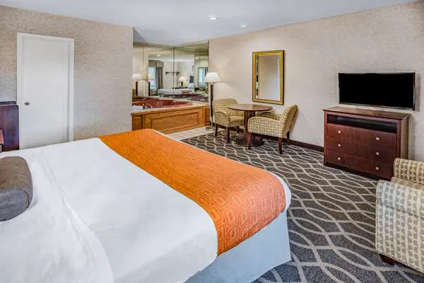 Howard Johnson by Wyndham Lenox 4