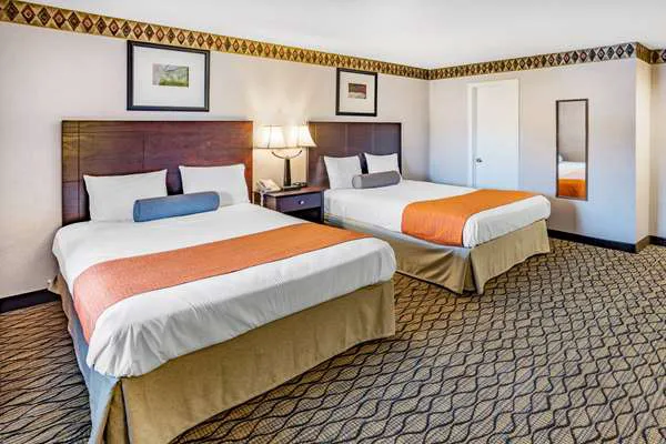 Howard Johnson by Wyndham Lenox 4