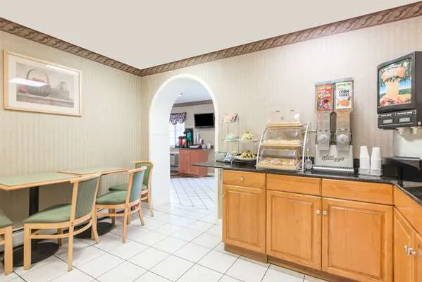 Howard Johnson by Wyndham Lenox 4