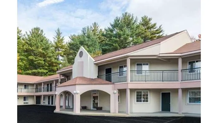 Howard Johnson by Wyndham Lenox 4