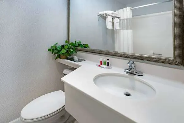 Howard Johnson by Wyndham Lenox 4