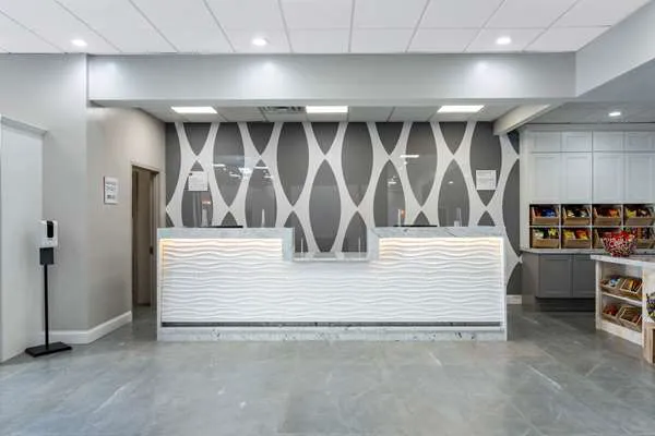 Ramada by Wyndham Hartford North / Bradley Airport 4