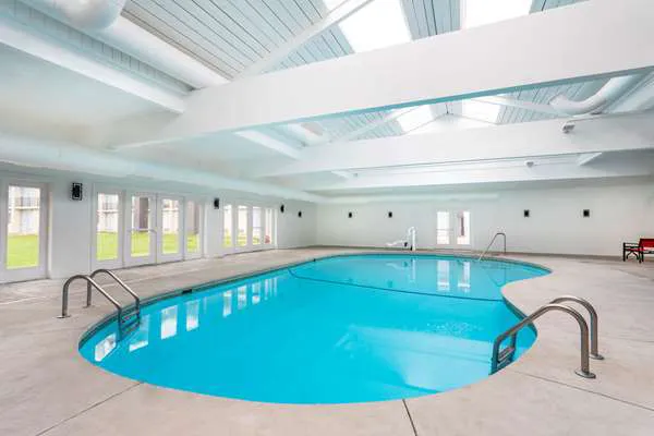 Ramada by Wyndham Hartford North / Bradley Airport 4