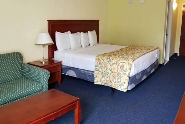 Ramada by Wyndham Hartford North / Bradley Airport 4