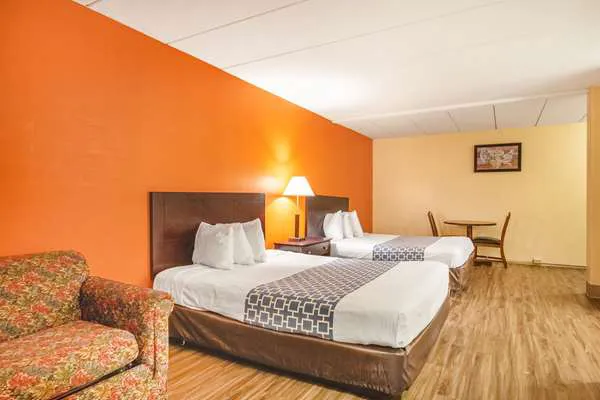 Econo Lodge Inn & Suites Airport 4
