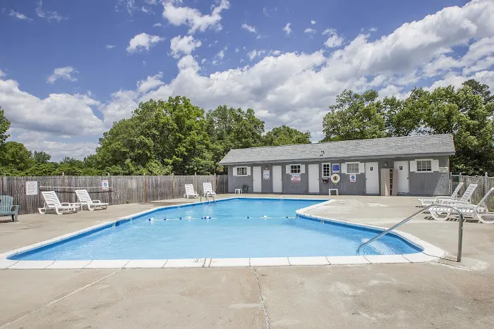 Econo Lodge Inn & Suites Airport 4