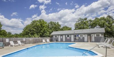 Econo Lodge Inn & Suites Airport