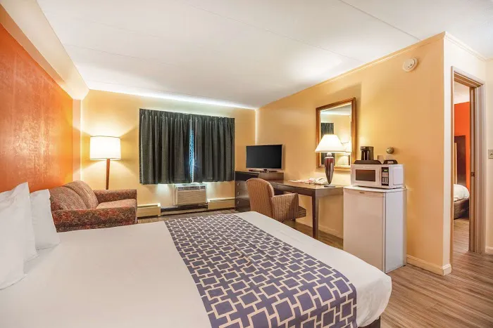 Econo Lodge Inn & Suites Airport 4