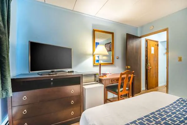 Econo Lodge Inn & Suites Airport 4