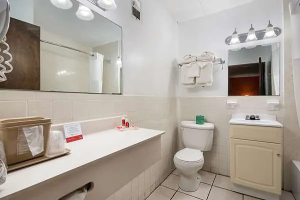 Econo Lodge Inn & Suites Airport 4