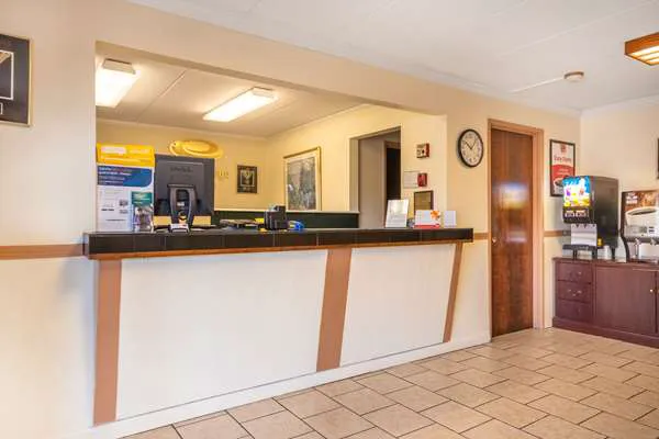 Econo Lodge Inn & Suites Airport 4