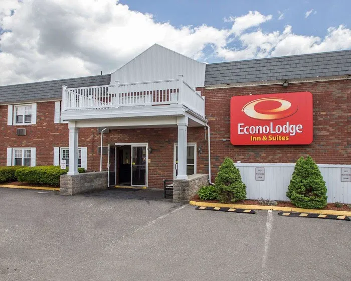 Econo Lodge Inn & Suites Airport 4