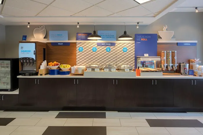 Holiday Inn Express & Suites Bradley Airport by IHG 4