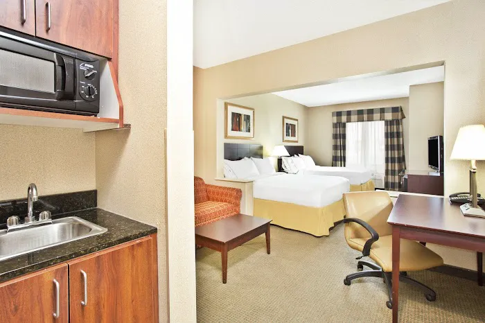 Holiday Inn Express & Suites Bradley Airport by IHG 4