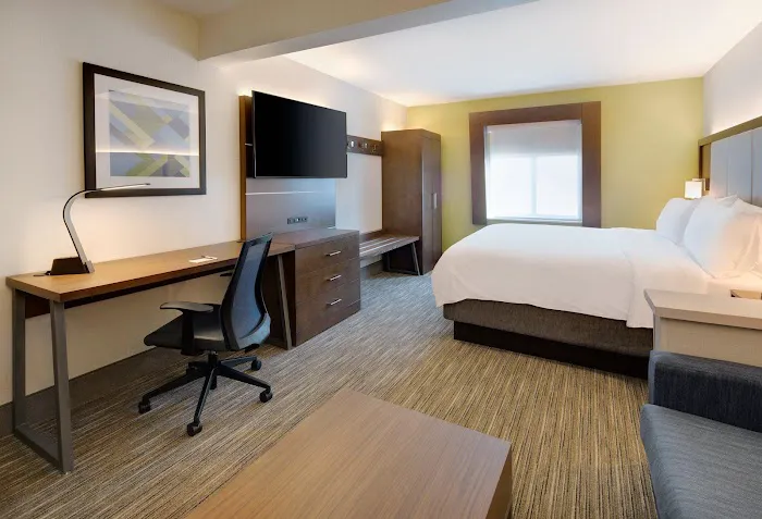 Holiday Inn Express & Suites Bradley Airport by IHG 4