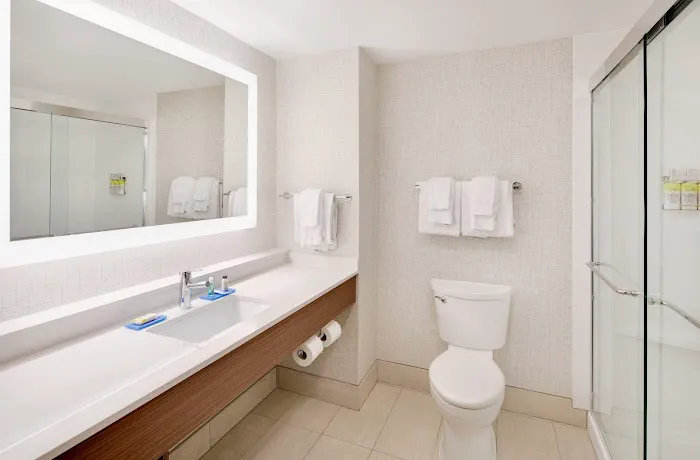 Holiday Inn Express & Suites Bradley Airport by IHG 4