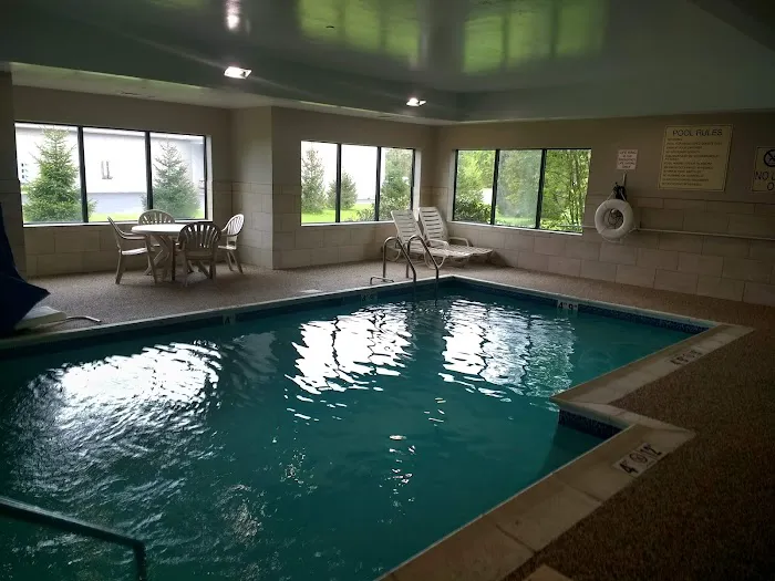 Holiday Inn Express & Suites Bradley Airport by IHG 4