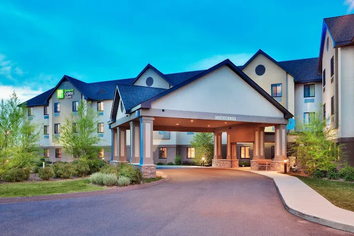 Holiday Inn Express & Suites Bradley Airport by IHG 4